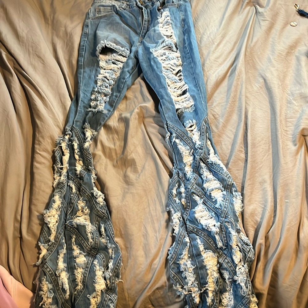 COPY - Ripped jeans with flare at the bottoms